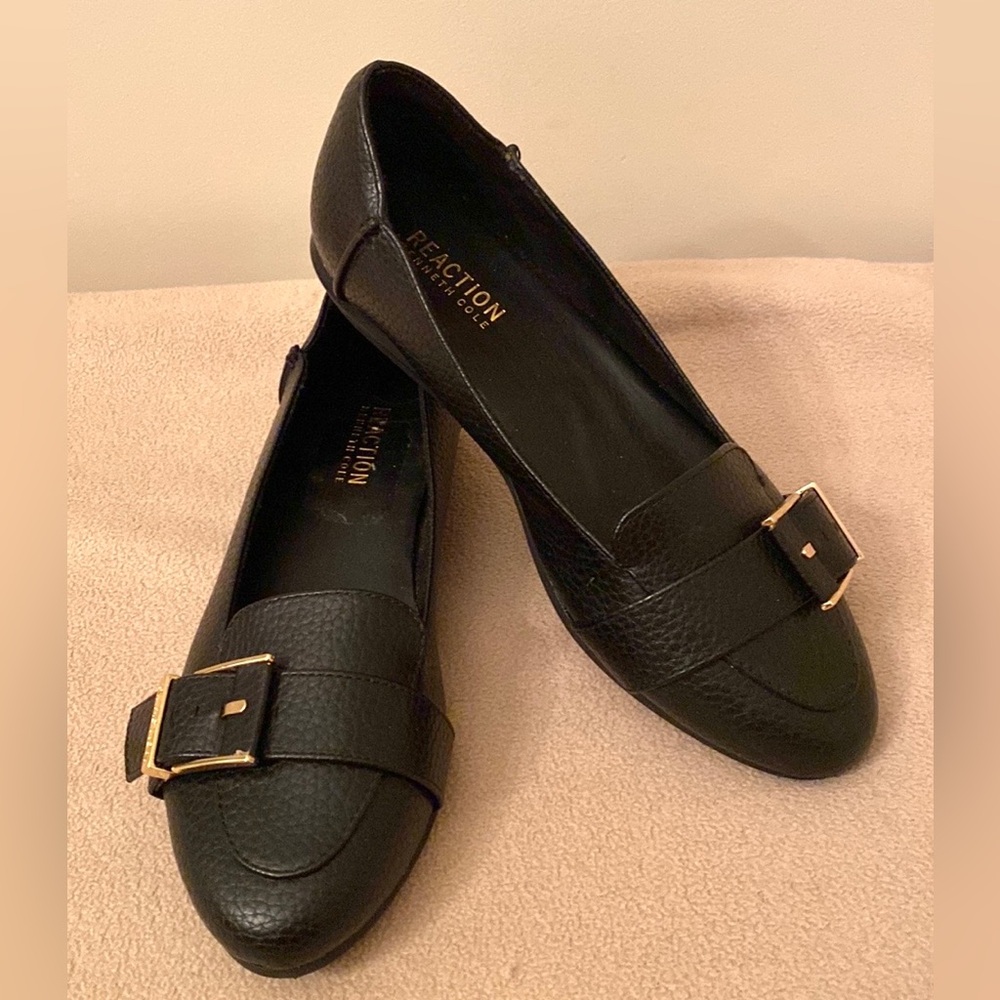 Kenneth Cole Reaction Viv Buckle Black Gold SZ 7.5 Designer Chic Textured Flats - Picture 2 of 11